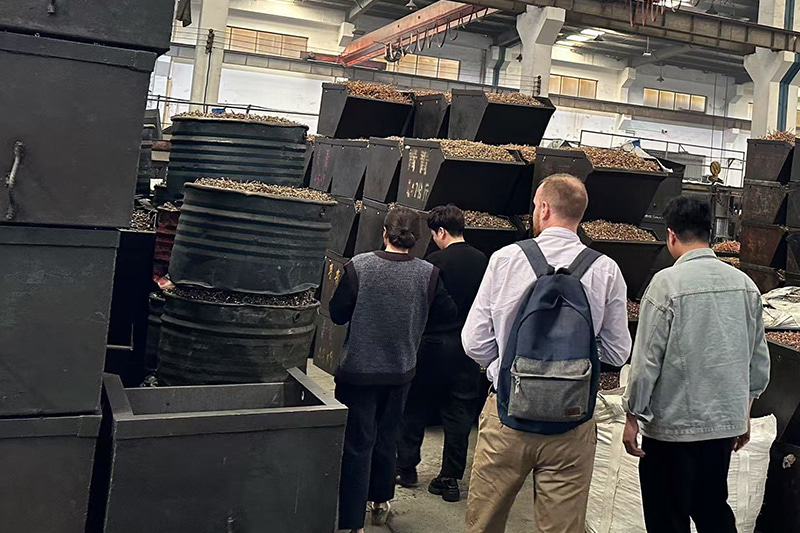 Müşteriler fabrikayı ziyaret etmeye gelir